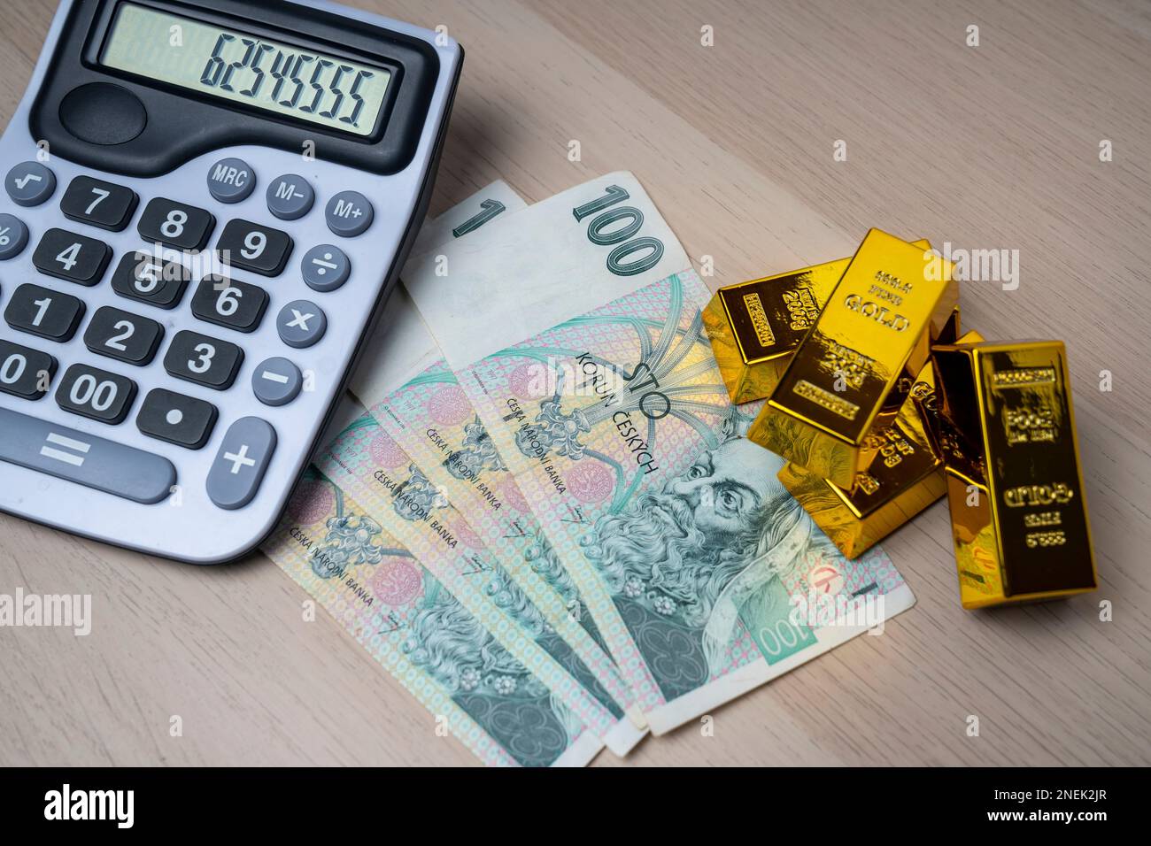 Banconota da 100 korun di carta della Repubblica ceca. Moneta ceca, gold bar e calcolatrice. Moneta europea. Foto Stock