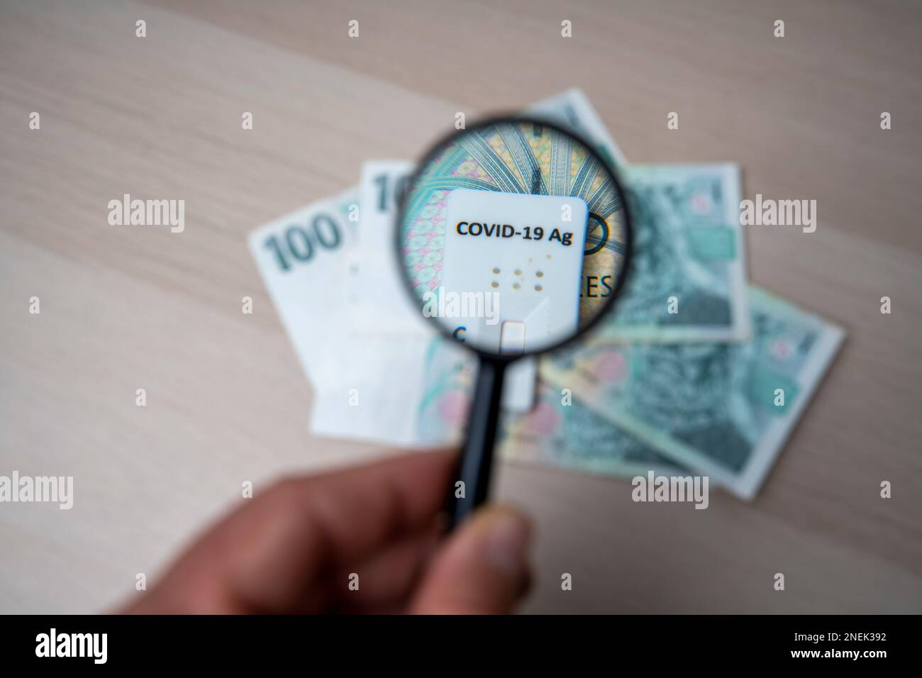 Repubblica Ceca banconota da 100 korun e test di covid. Foto Stock