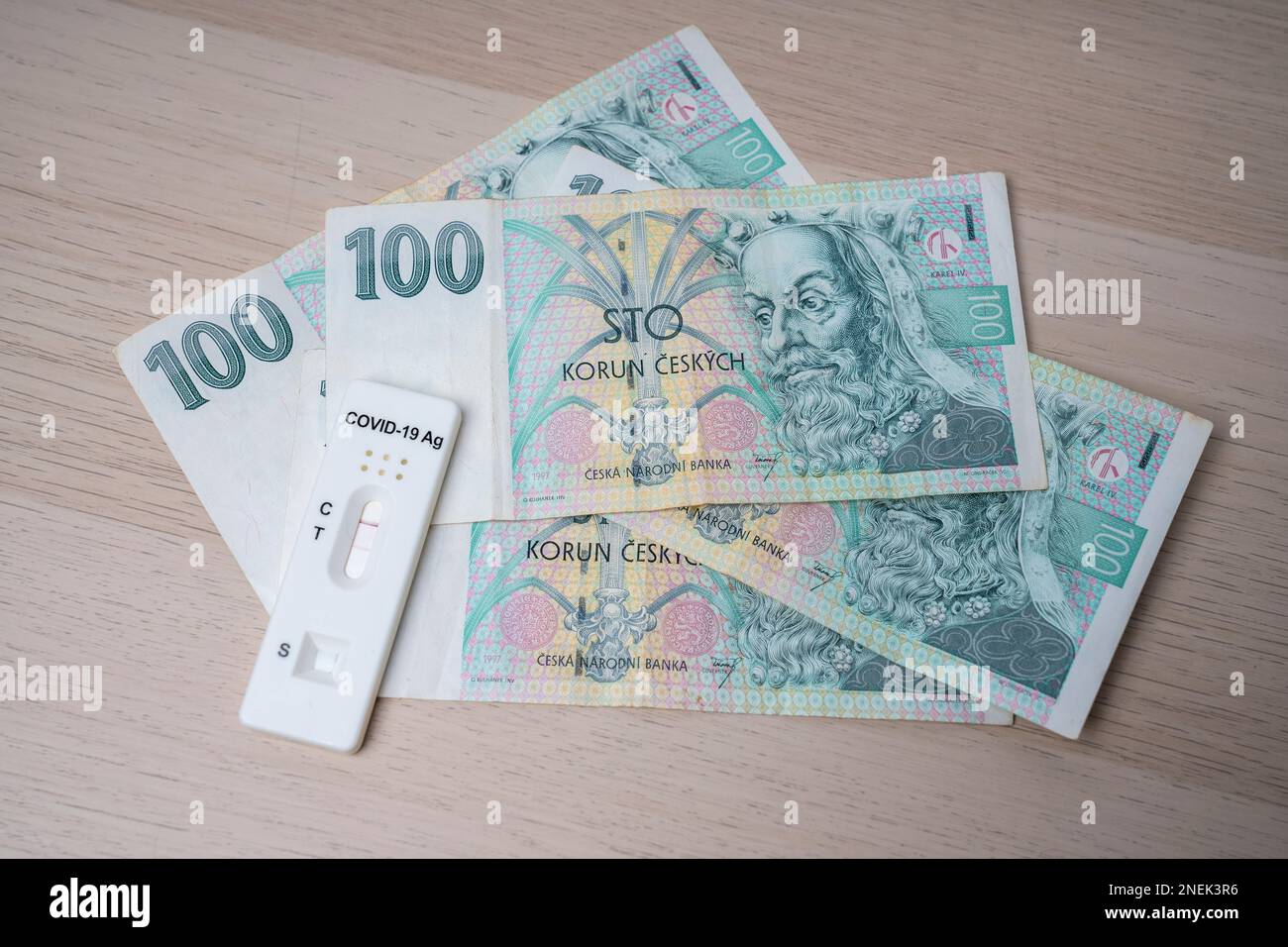 Repubblica Ceca banconota da 100 korun e test di covid. Foto Stock