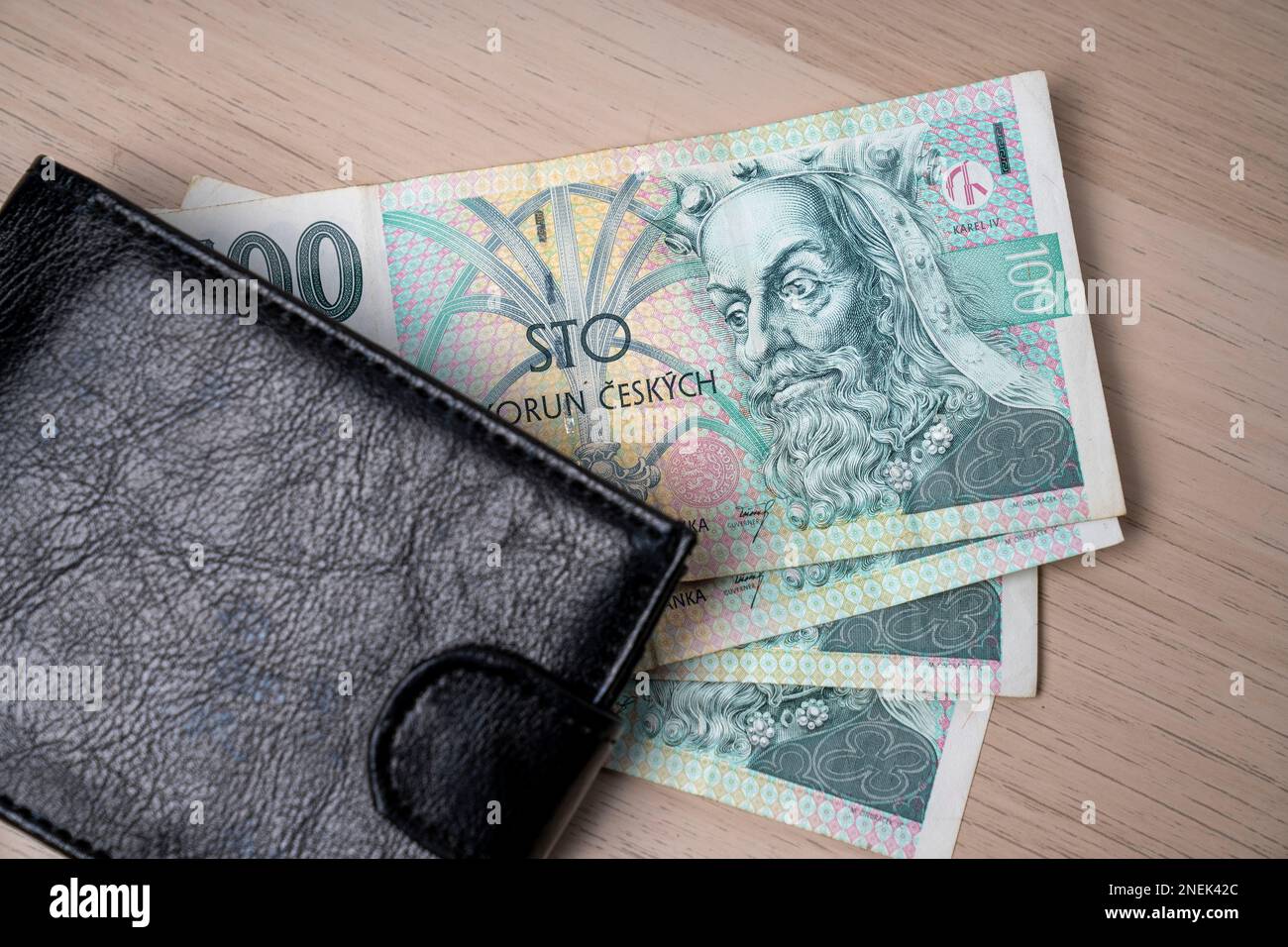 Banconota da 100 korun della Repubblica ceca. Ritratto di Re Karel IV o Carlo IV in denaro ceco. Moneta europea. Foto Stock