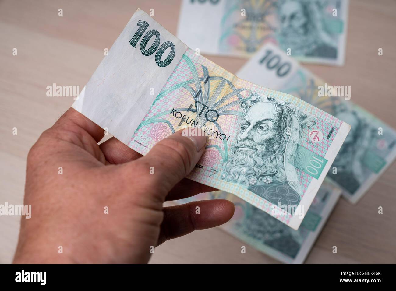 Banconota da 100 korun della Repubblica ceca. Ritratto di Re Karel IV o Carlo IV in denaro ceco. Moneta europea. Foto Stock
