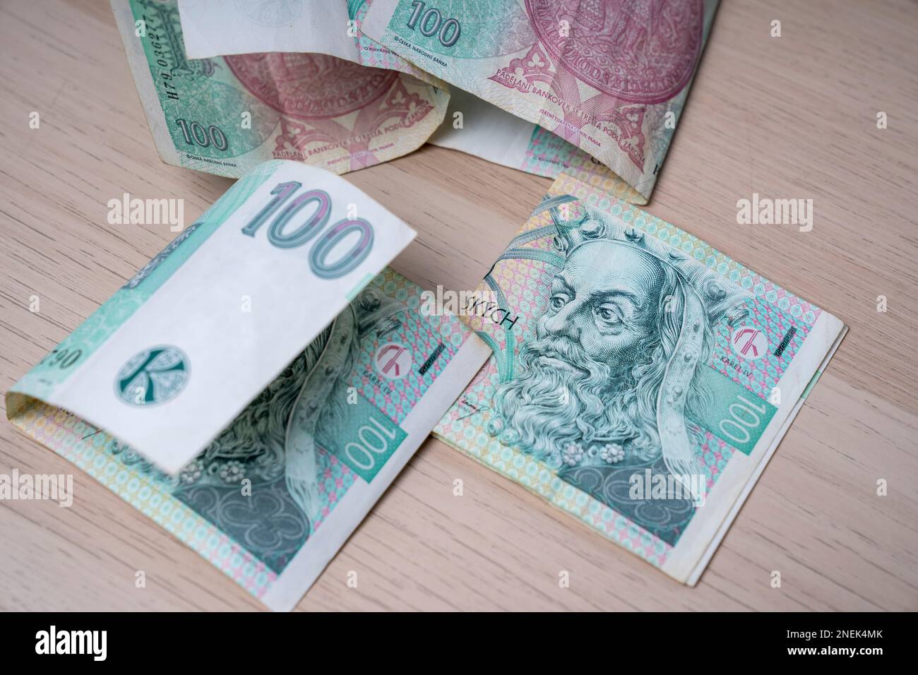 Banconota da 100 korun della Repubblica ceca. Ritratto di Re Karel IV o Carlo IV in denaro ceco. Moneta europea. Foto Stock