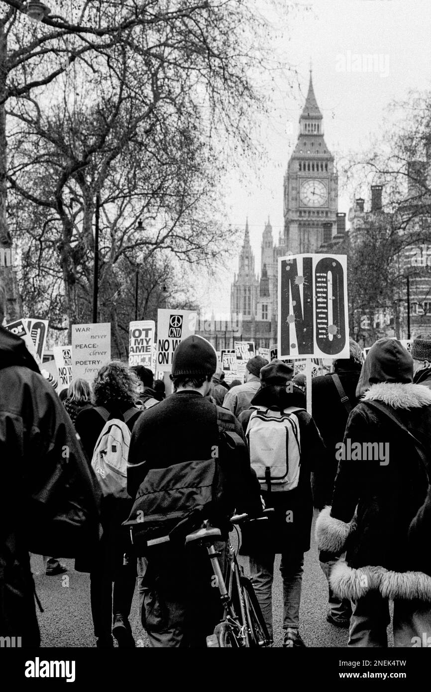 Londra pace marzo, febbraio 2003, manifestanti che si avvicinano alle Camere del Parlamento Foto Stock