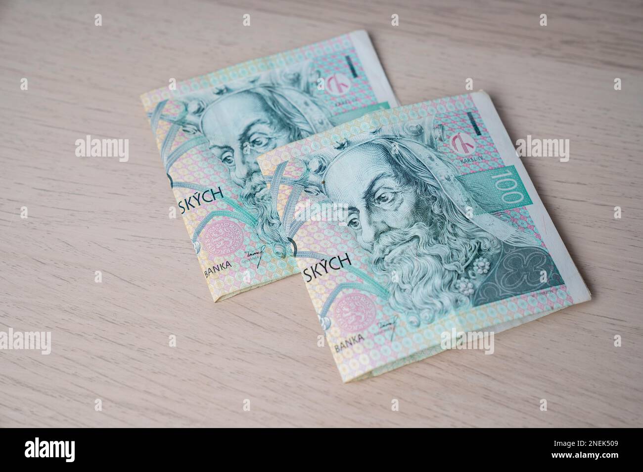 Banconota da 100 korun della Repubblica ceca. Ritratto di Re Karel IV o Carlo IV in denaro ceco. Moneta europea. Foto Stock