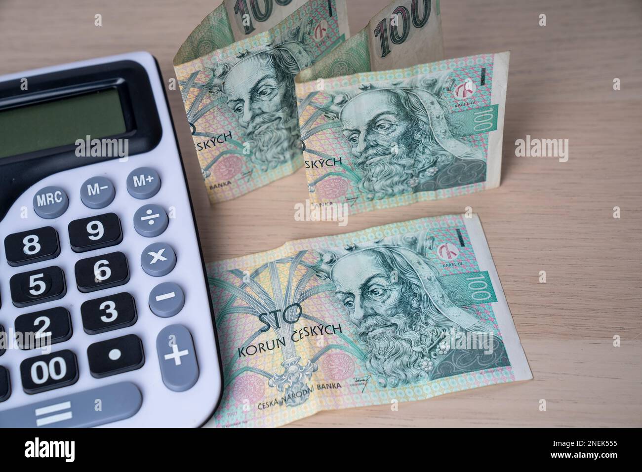 Banconota da 100 korun della Repubblica ceca. Ritratto di Re Karel IV o Carlo IV in denaro ceco. Moneta europea. Foto Stock