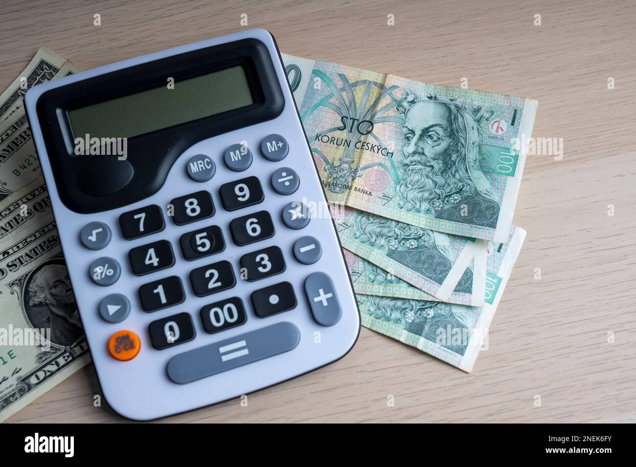 Banconota da 100 korun e 1 USD. Valuta ceca e calcolo della valuta calcolatrice. Foto Stock