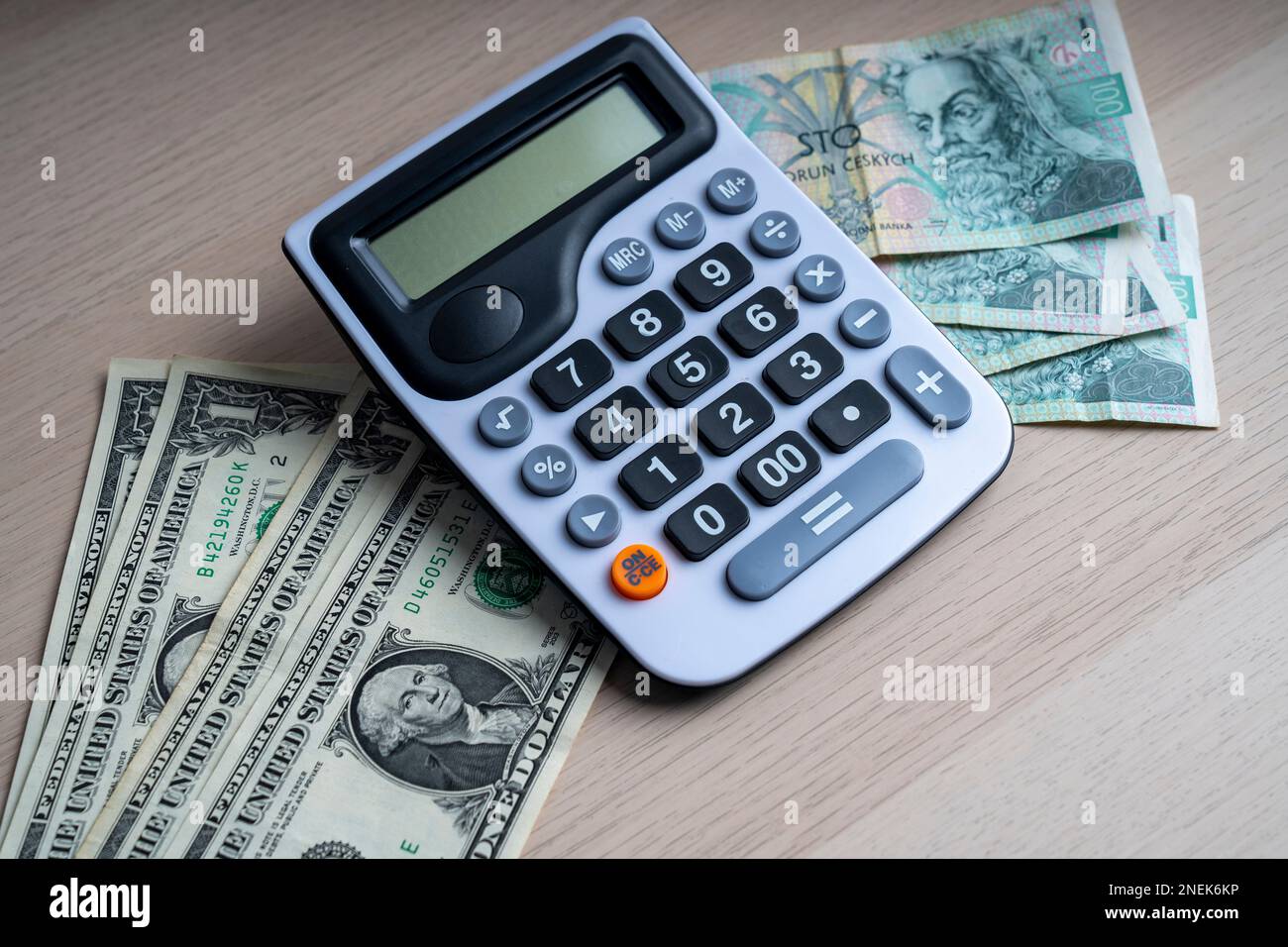Banconota da 100 korun e 1 USD. Valuta ceca e calcolo della valuta calcolatrice. Foto Stock
