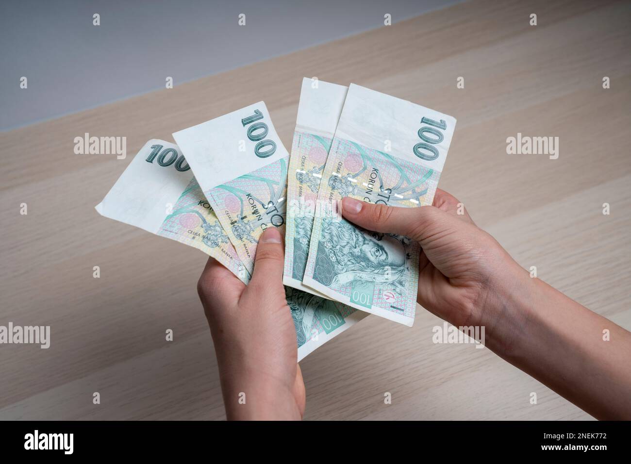 Banconota da 100 korun della Repubblica ceca. Ritratto di Re Karel IV o Carlo IV in denaro ceco. Moneta europea. Foto Stock