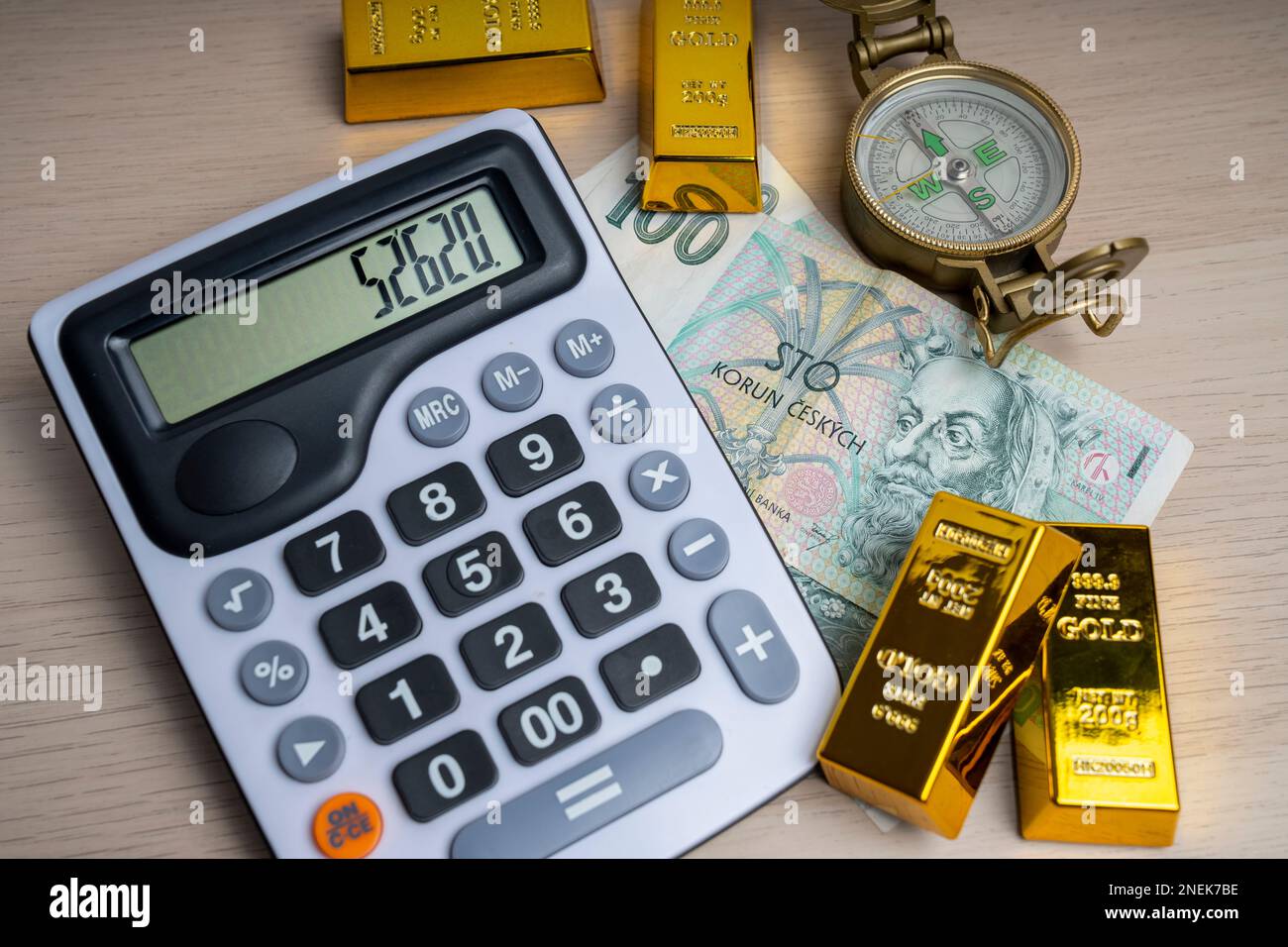 Banconota da 100 korun di carta della Repubblica ceca. Moneta ceca, gold bar e calcolatrice. Moneta europea. Foto Stock