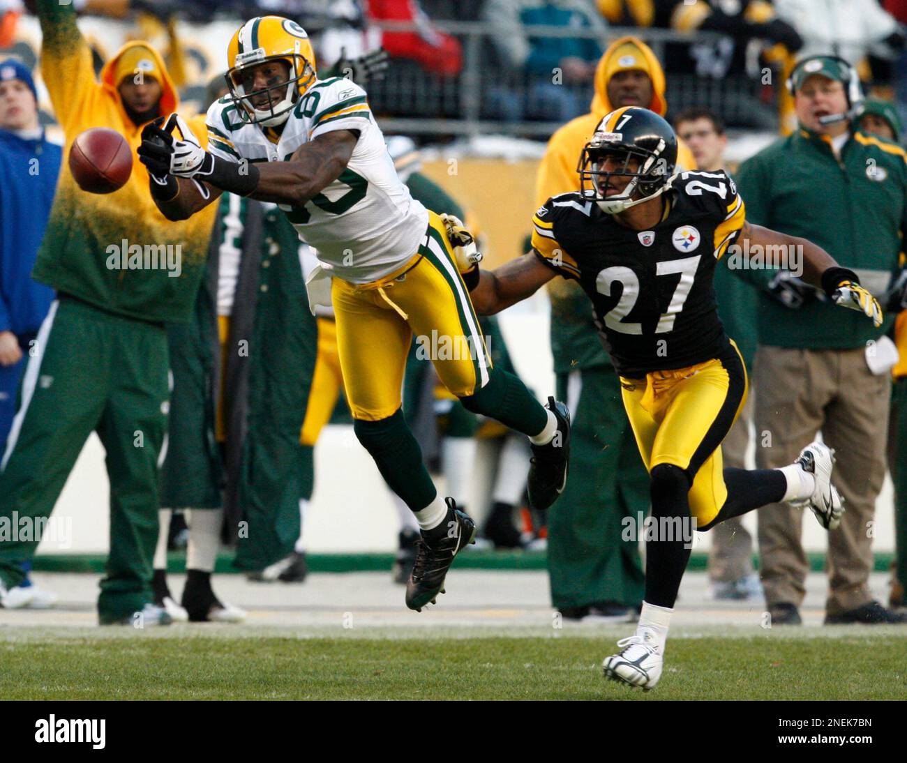 Green Bay Packers receiver Donald Driver (80) can't hang onto a pass from quarterback Aaron Rodgers with Pittsburgh Steelers' Joe Burnett (27) on defense during the first quarter of an NFL football game Sunday, Dec. 20, 2009 in Pittsburgh (AP Photo/Gene Puskar) Foto Stock