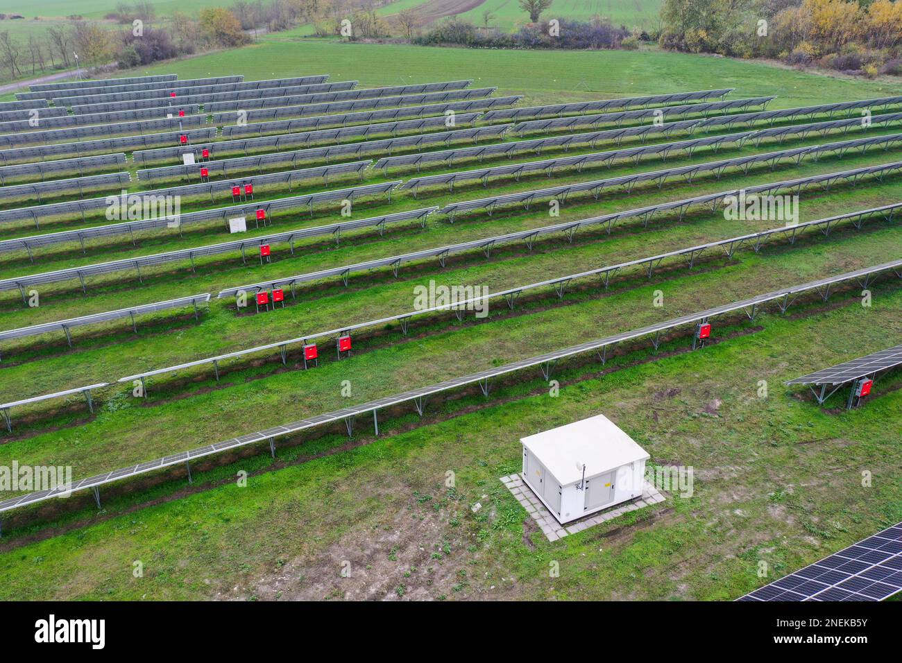 Vista aerea della centrale solare dall'alto. Conversione dell'energia solare in energia elettrica da grandi pannelli solari. Pannelli solari in Europa, Ungheria. Foto Stock