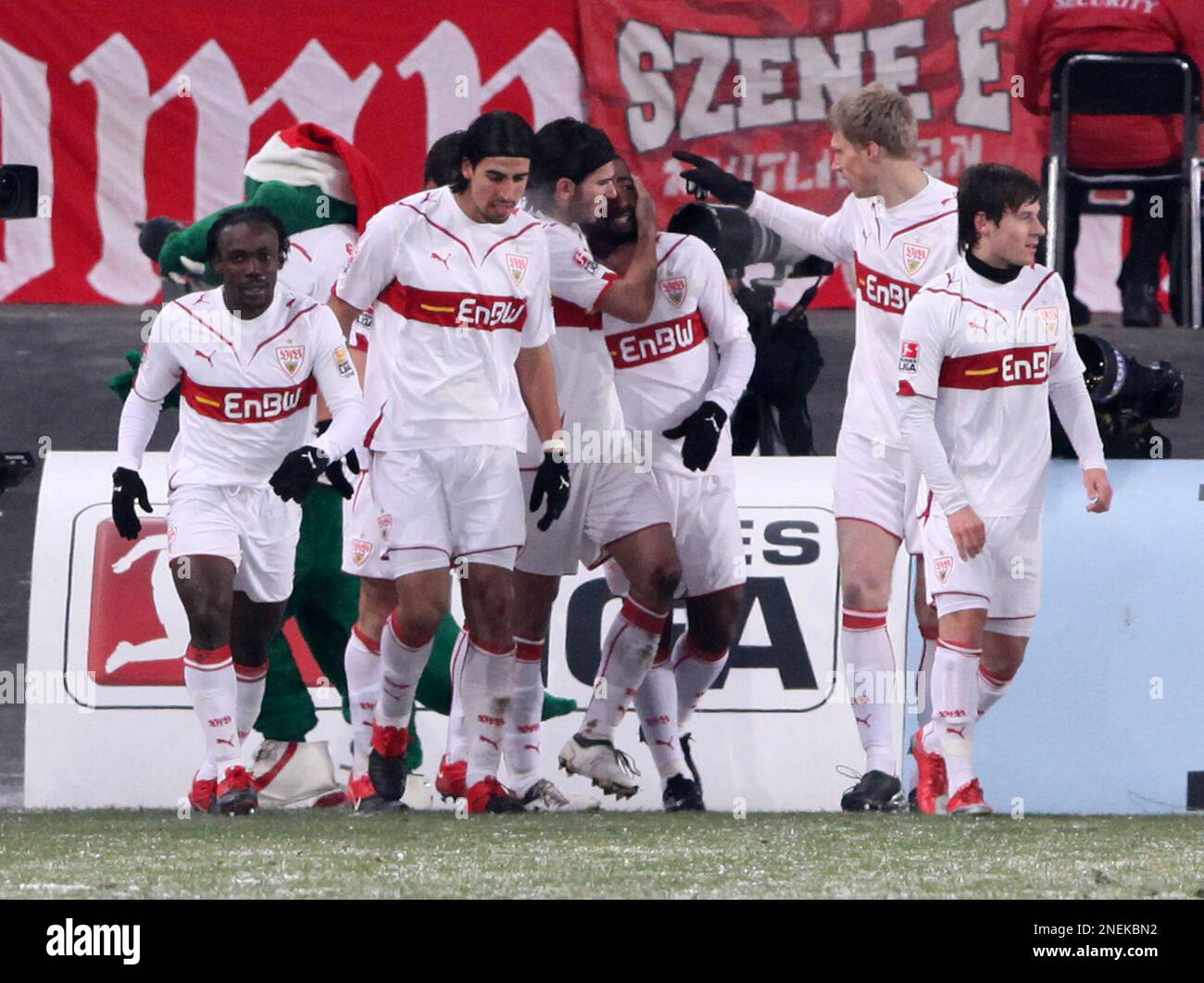 The players from Stuttgart celebrate scorer Cacau, center, during the German first division Bundesliga soccer match between VfB Stuttgart and TSG 1899 Hoffenheim in Stuttgart, Germany, on Saturday, Dec. 19, 2009. (AP Photo/Daniel Roland) **NO MOBILE USE UNTIL 2 HOURS AFTER THE MATCH, WEBSITE USERS ARE OBLIGED TO COMPLY WITH DFL-RESTRICTIONS, SEE INSTRUCTIONS FOR DETAILS ** Foto Stock
