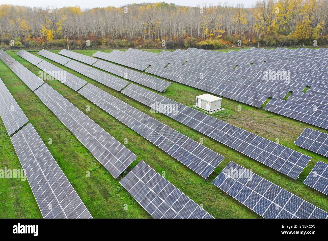 Vista aerea della centrale solare dall'alto. Conversione dell'energia solare in energia elettrica da grandi pannelli solari. Pannelli solari in Europa, Ungheria. Foto Stock