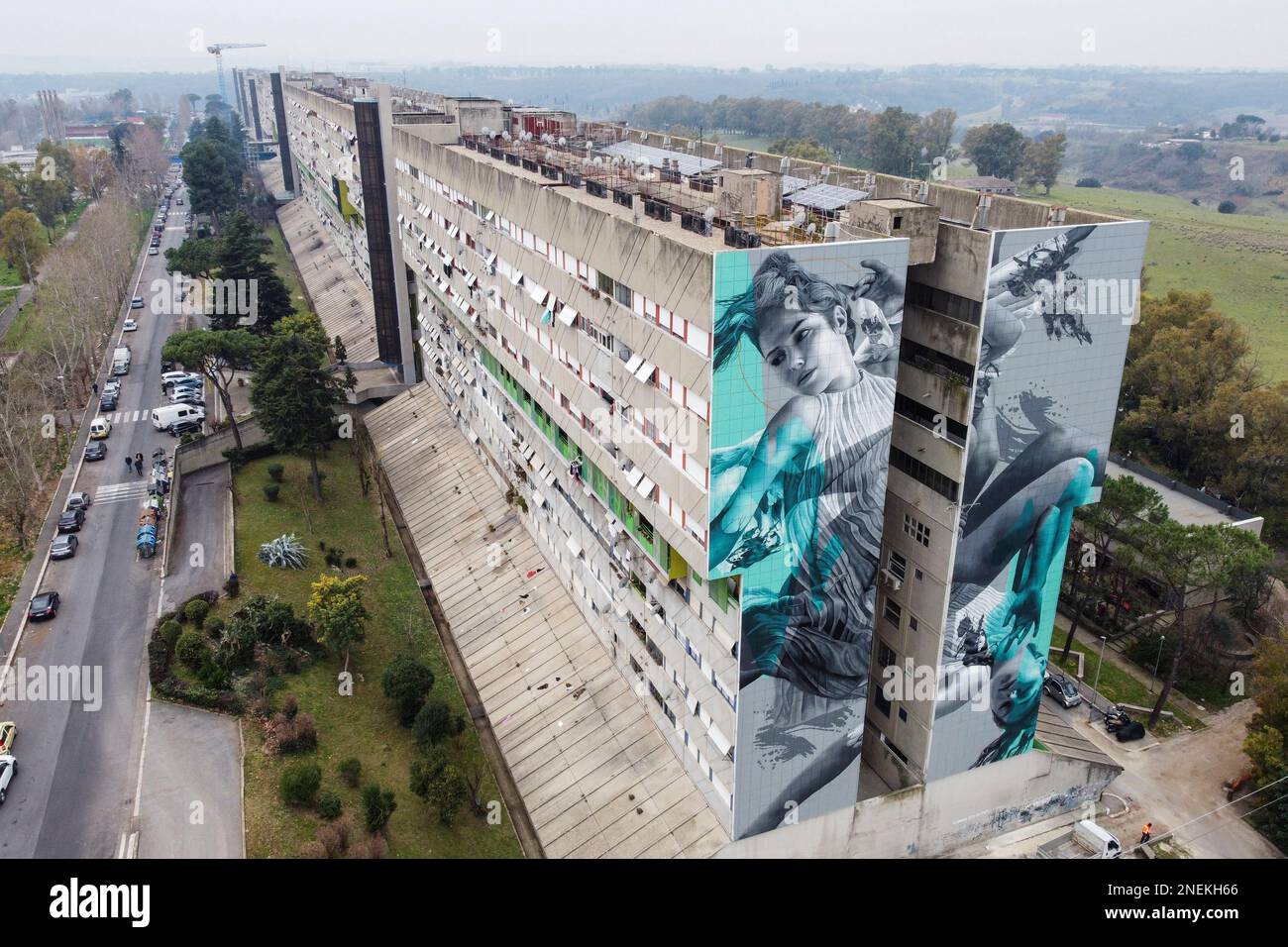 Roma, Italia. 16th Feb, 2023. (NOTA EDITORIALE: Immagine ripresa con il drone). Un murale lungo 40 metri creato dall'artista di strada olandese JDL (alter ego dell'artista Judith de Leeuw) su una parete del Corviale, un edificio pubblico di 958 metri (chiamato anche ''il grande serpente'' per la sua forma) a Roma. Il soggetto trae ispirazione dal mito di Icarus, metafora di una società che intende seguire un cammino poco attento al destino precario del clima e dell'ambiente, portandolo all'autodistruzione. (Credit Image: © Stefano Costantino/SOPA Images via ZUMA Press Wire) e Foto Stock