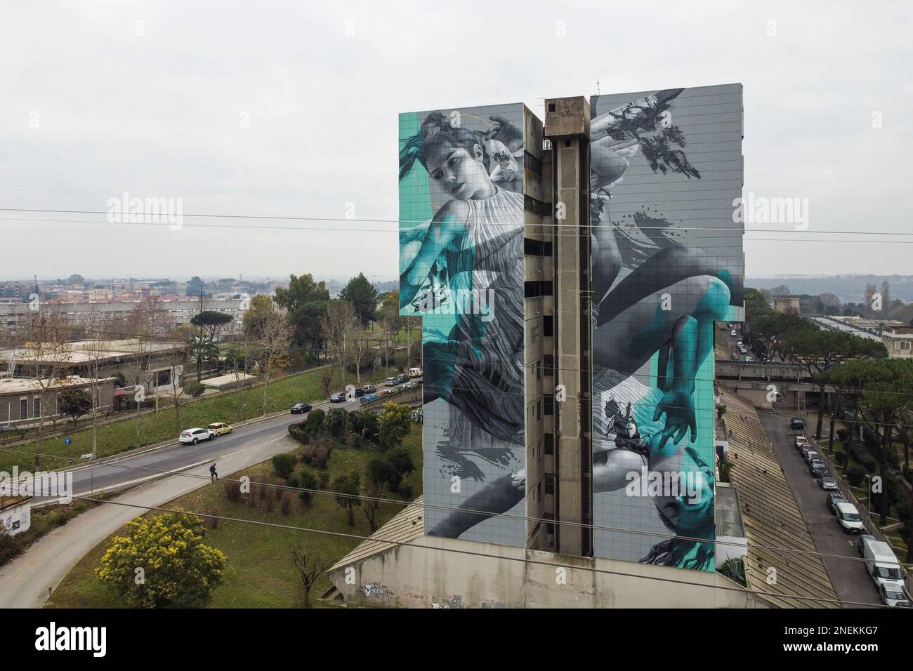 Roma, Italia. 16th Feb, 2023. (NOTA EDITORIALE: Immagine ripresa con il drone). Un murale lungo 40 metri creato dall'artista di strada olandese JDL (alter ego dell'artista Judith de Leeuw) su una parete del Corviale, un edificio pubblico di 958 metri (chiamato anche ''il grande serpente'' per la sua forma) a Roma. Il soggetto trae ispirazione dal mito di Icarus, metafora di una società che intende seguire un cammino poco attento al destino precario del clima e dell'ambiente, portandolo all'autodistruzione. (Credit Image: © Stefano Costantino/SOPA Images via ZUMA Press Wire) e Foto Stock