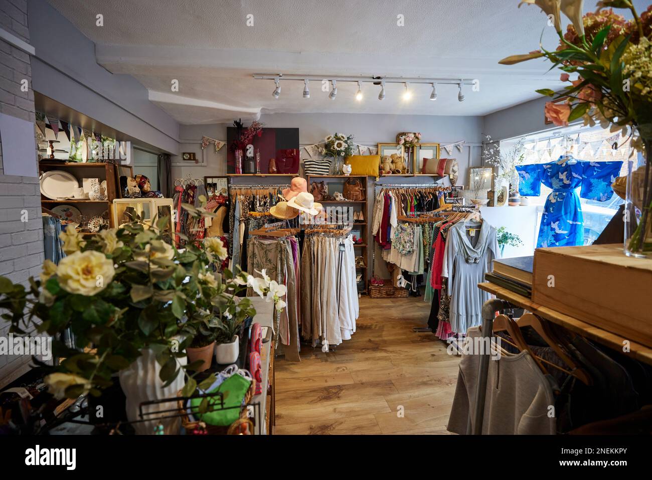 Interno del negozio di beneficenza o del negozio di Thrift che vende i vestiti usati e sostenibili e i beni della casa Foto Stock