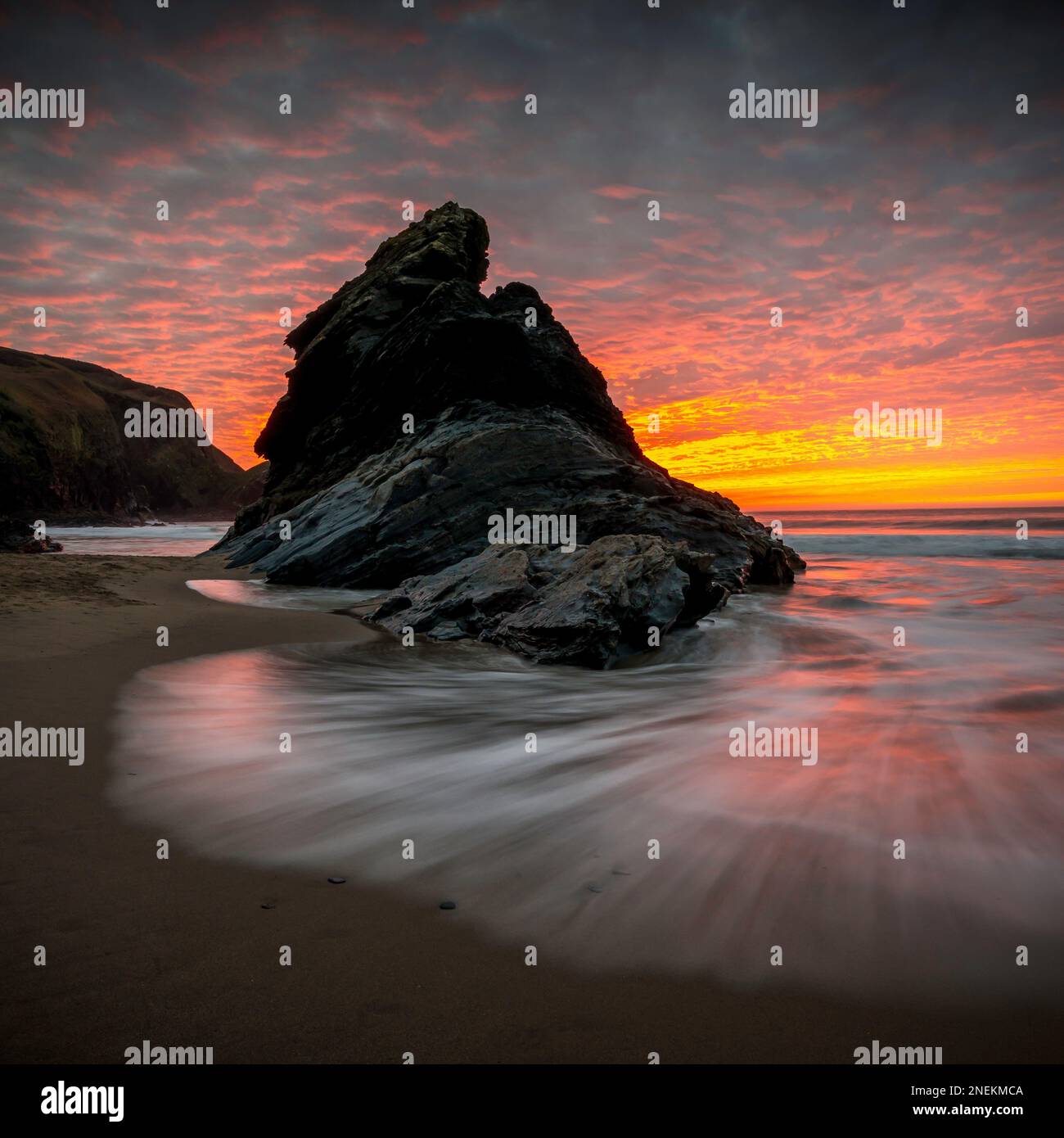 Tramonto dalla spiaggia di Llangrannog durante l'inverno a Ceredigion, Galles Foto Stock