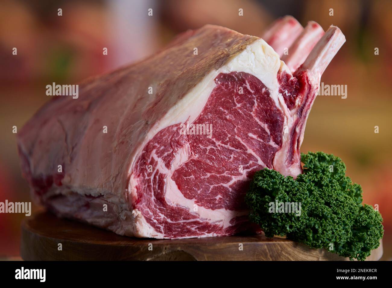 Primo piano di costolette di manzo sul bancone di carne in macellaio Foto Stock