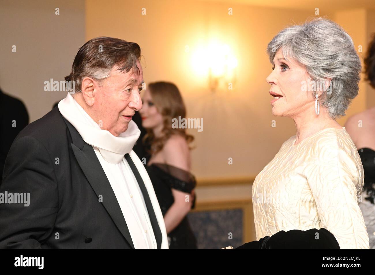 Vienna, Austria. 16th Feb, 2023. Sessione fotografica con Jane fonda (R) e Richard Lugner (L) nell'Opera Ball Robe Foto Stock