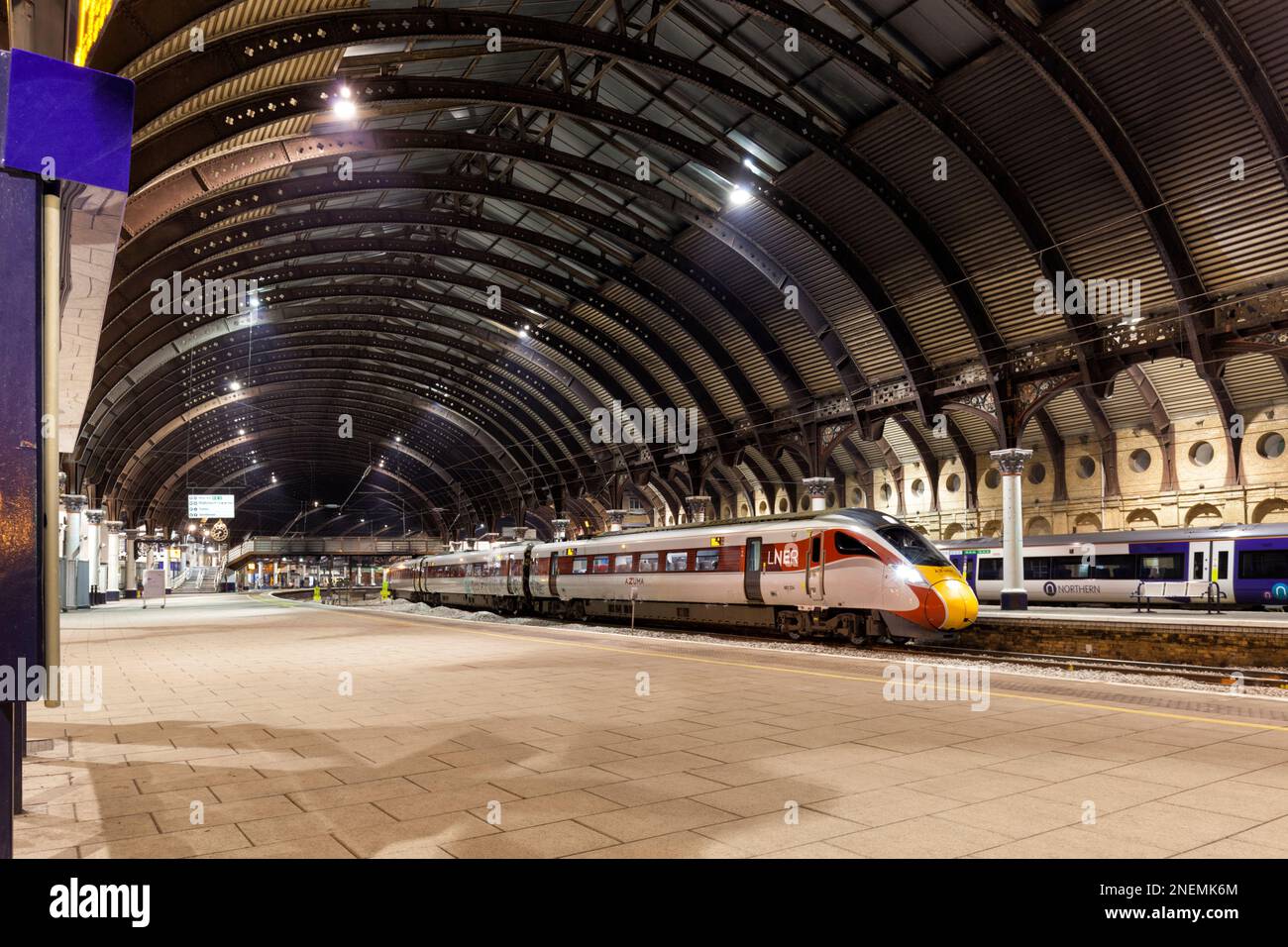 London North Eastern Railway Hitachi AT300 classe 801 treno bi-mode alla stazione ferroviaria di York sulla linea principale della costa orientale Foto Stock