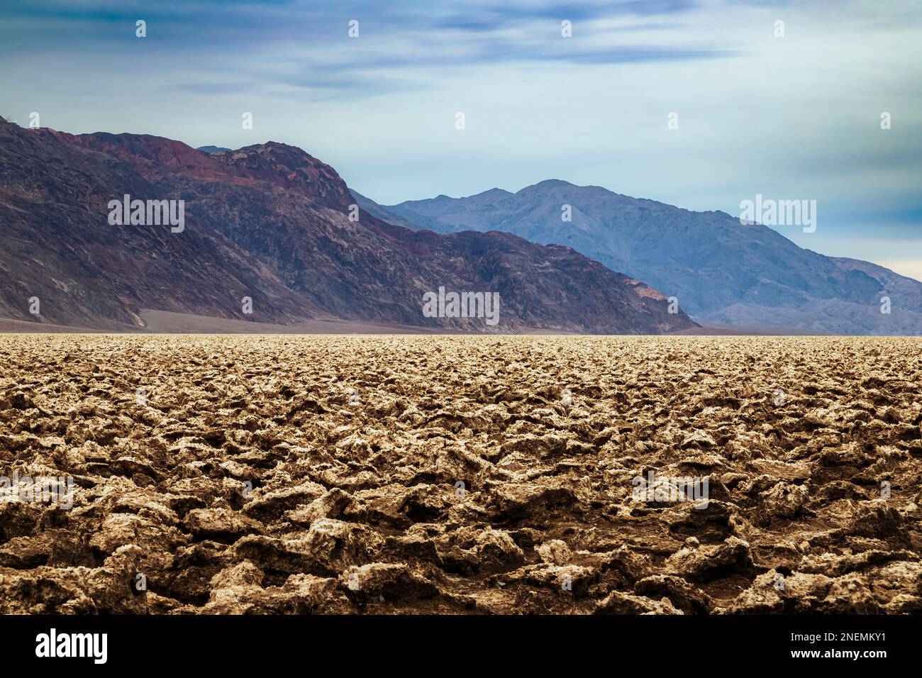 Campo da golf Devil’s nel Death Valley National Park in una giornata nuvolosa. Foto Stock