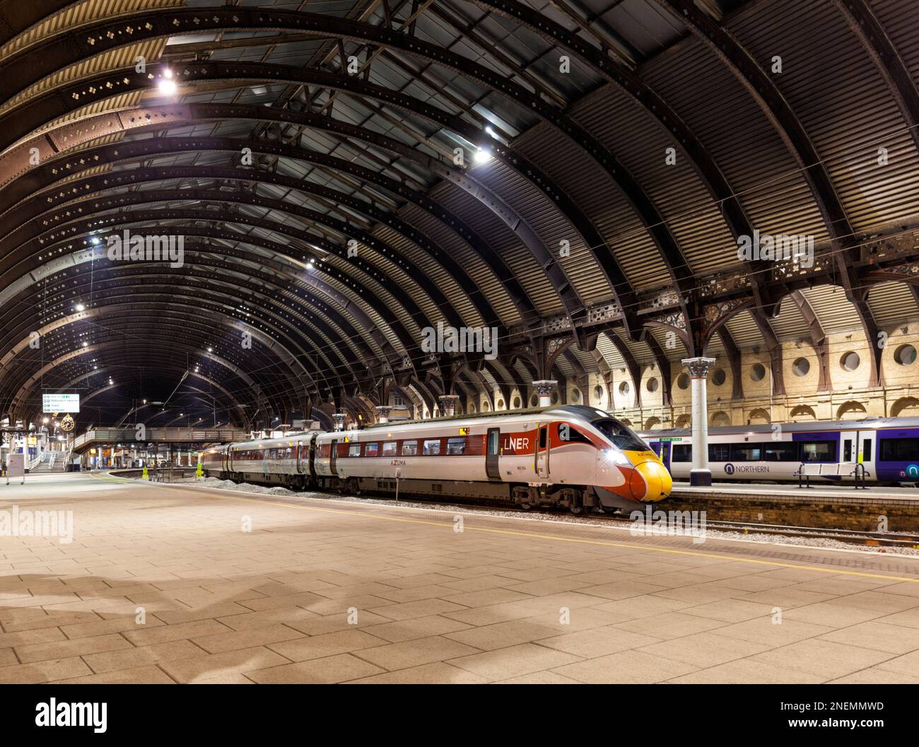 London North Eastern Railway Hitachi AT300 classe 801 treno bi-mode alla stazione ferroviaria di York sulla linea principale della costa orientale Foto Stock