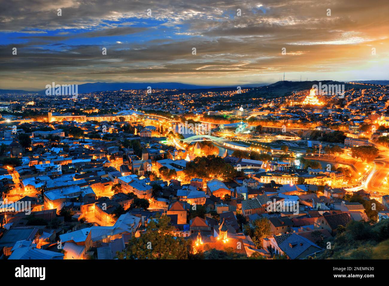 Pittoresco skyline della città di Tbilisi in serata al tramonto. Capitale della Georgia, Tbilisi di notte Foto Stock