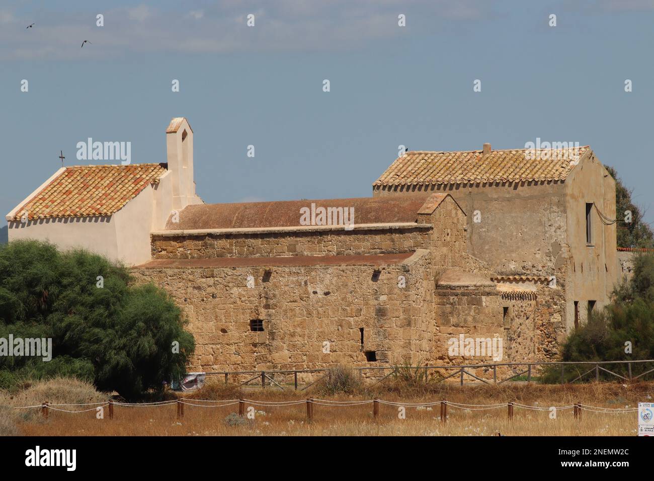 La chiesa medievale di Sant'Efisio (Sant'Efisio) vicino alla costa di Nora, Isola di Sardegna, Italia. Settembre 2022. Foto Stock