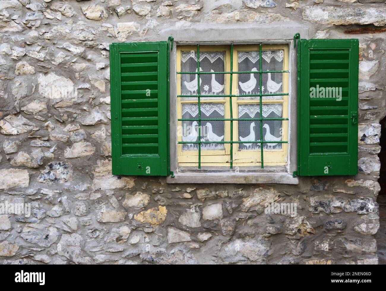Finestra italiana in una vecchia casa in pietra Foto Stock