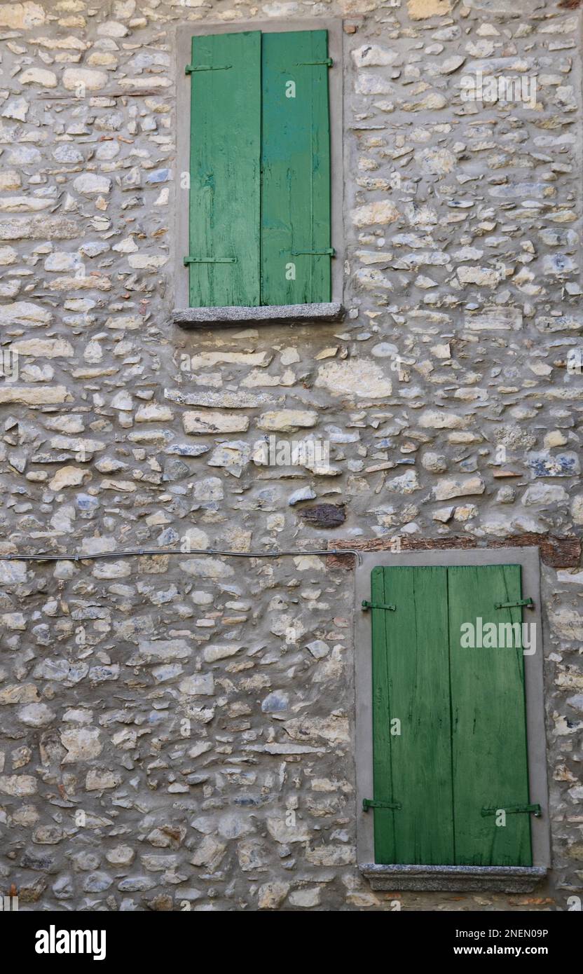 Finestra italiana in una vecchia casa in pietra Foto Stock