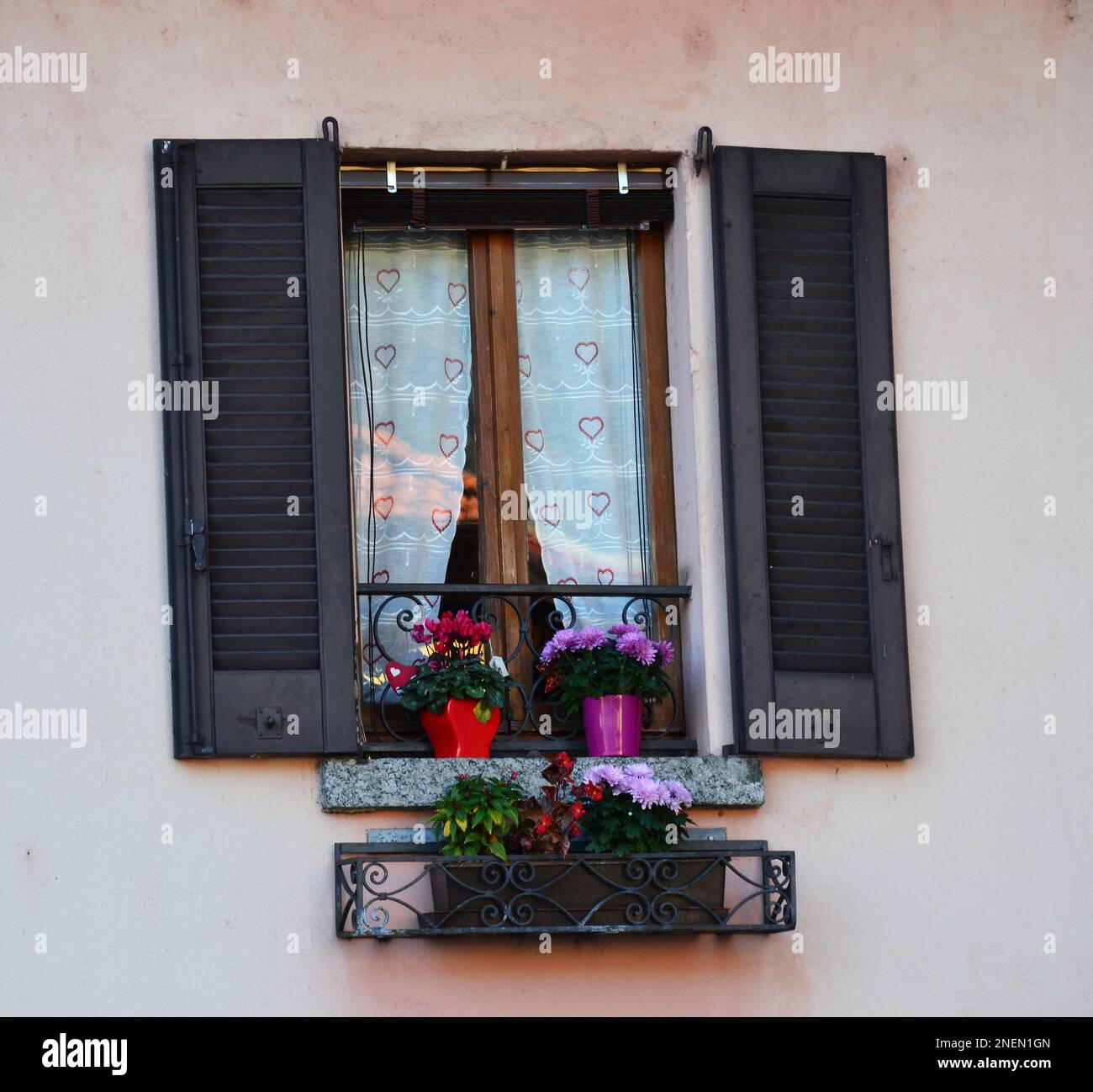Finestra italiana in una vecchia casa in pietra Foto Stock