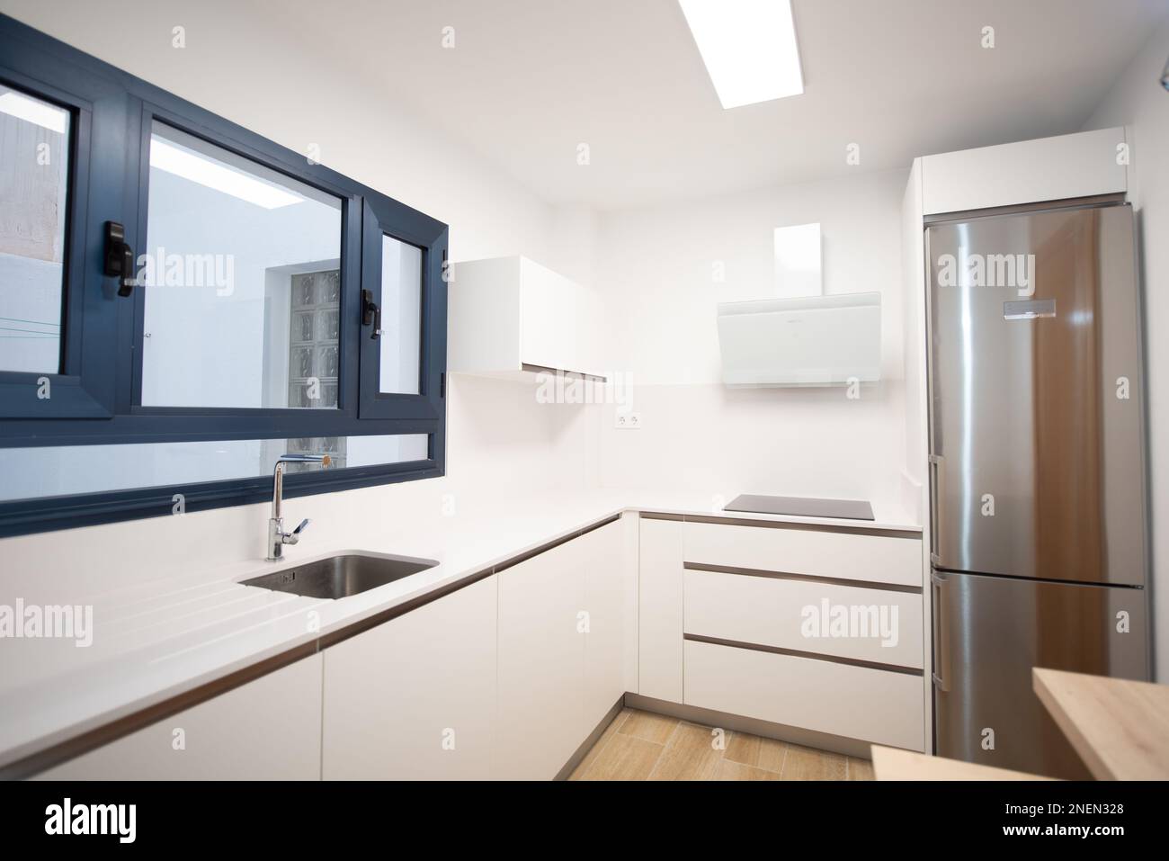 cucina moderna perfettamente attrezzata in una casa Foto Stock
