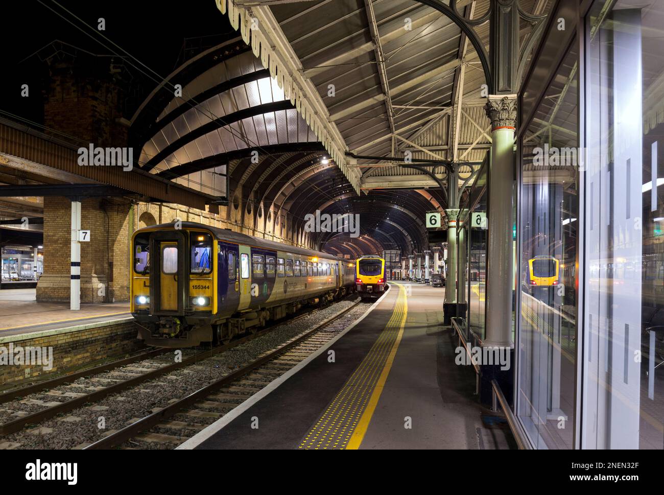 La Northern Rail negli anni '80 ha costruito un treno sprinter di classe 155 sulla sinistra con un nuovo CAF di classe 195 2020 sulla destra alla stazione ferroviaria di York Foto Stock