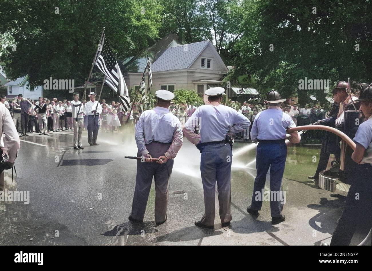 Uomini che detengono bandiere americane in protesta dell'integrazione della Central High School, come la polizia li irrorano con acqua, Little Rock, Arkansas, USA, John T. Bledsoe, STATI UNITI News & World Report Magazine Photograph Collection, 20 agosto 1959 Foto Stock