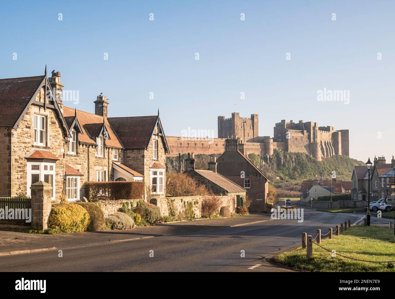Bamburgh villaggio e castello Iin Northumberland, Inghilterra, Regno Unito Foto Stock