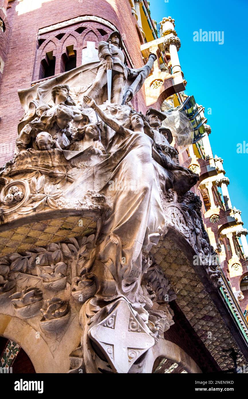 La scultura di Miquel Blay "la canzone catalana" sulla facciata del Palau de la Música Catalana, Barcellona, Spagna Foto Stock