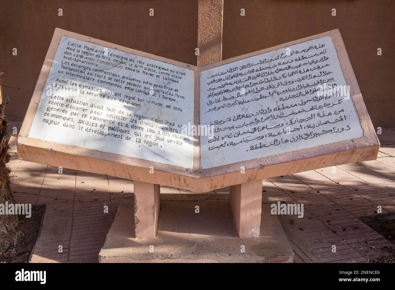 Marocco, Zagora, segno dipinto a Zagora, Marocco che mostra la strada per Timbuktu e il tempo necessario per raggiungerlo da cammello Foto Stock