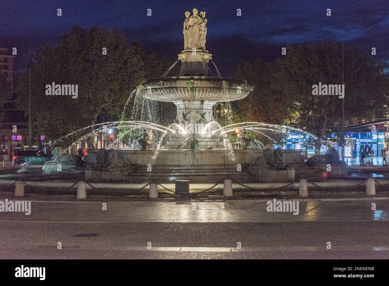 Fontana a Place de la Rotonde in Aux-in-Provence di notte Foto Stock