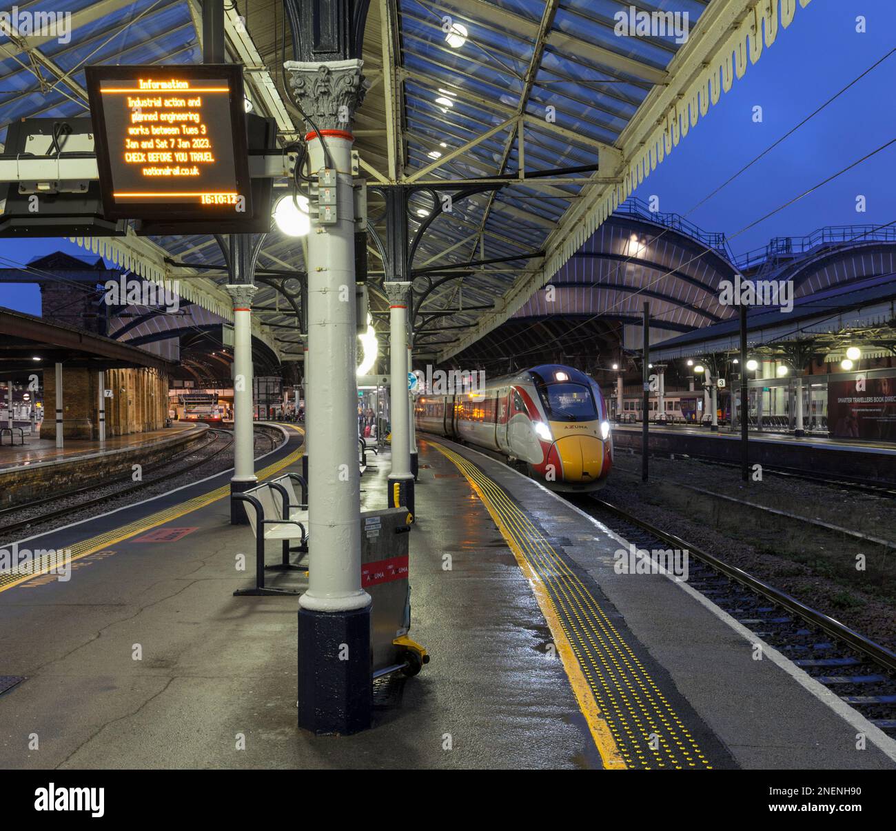 London North Eastern Railway Hitachi AT300 classe 801 treno bi-mode alla stazione ferroviaria di York sulla linea principale della costa orientale Foto Stock