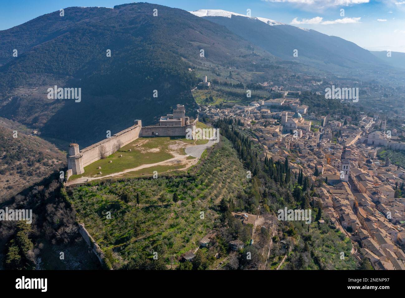veduta aerea della città di assisi umbria con il monte subasio innevato Foto Stock