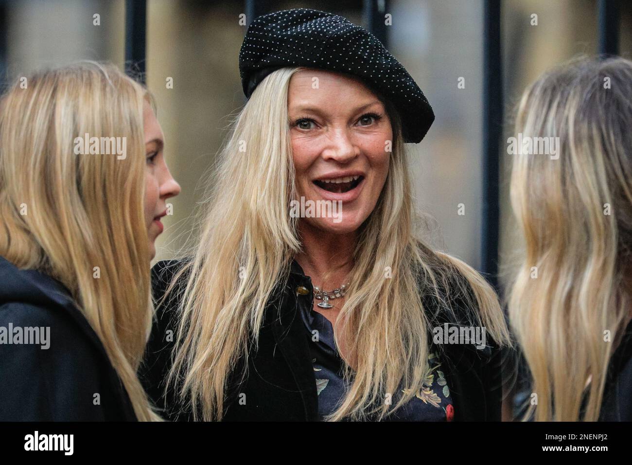 Londra, Regno Unito, 16th febbraio 2023. Kate Moss, con la figlia Lila Moss. I pianti, gli amici e la famiglia partecipano al servizio commemorativo per assistere al servizio commemorativo della defunta stilista britannica Vivienne Westwood, che ha sostenuto punk e new wave nel Regno Unito e ha lavorato con alcuni dei più grandi designer, celebrità e supermodelle. Foto Stock