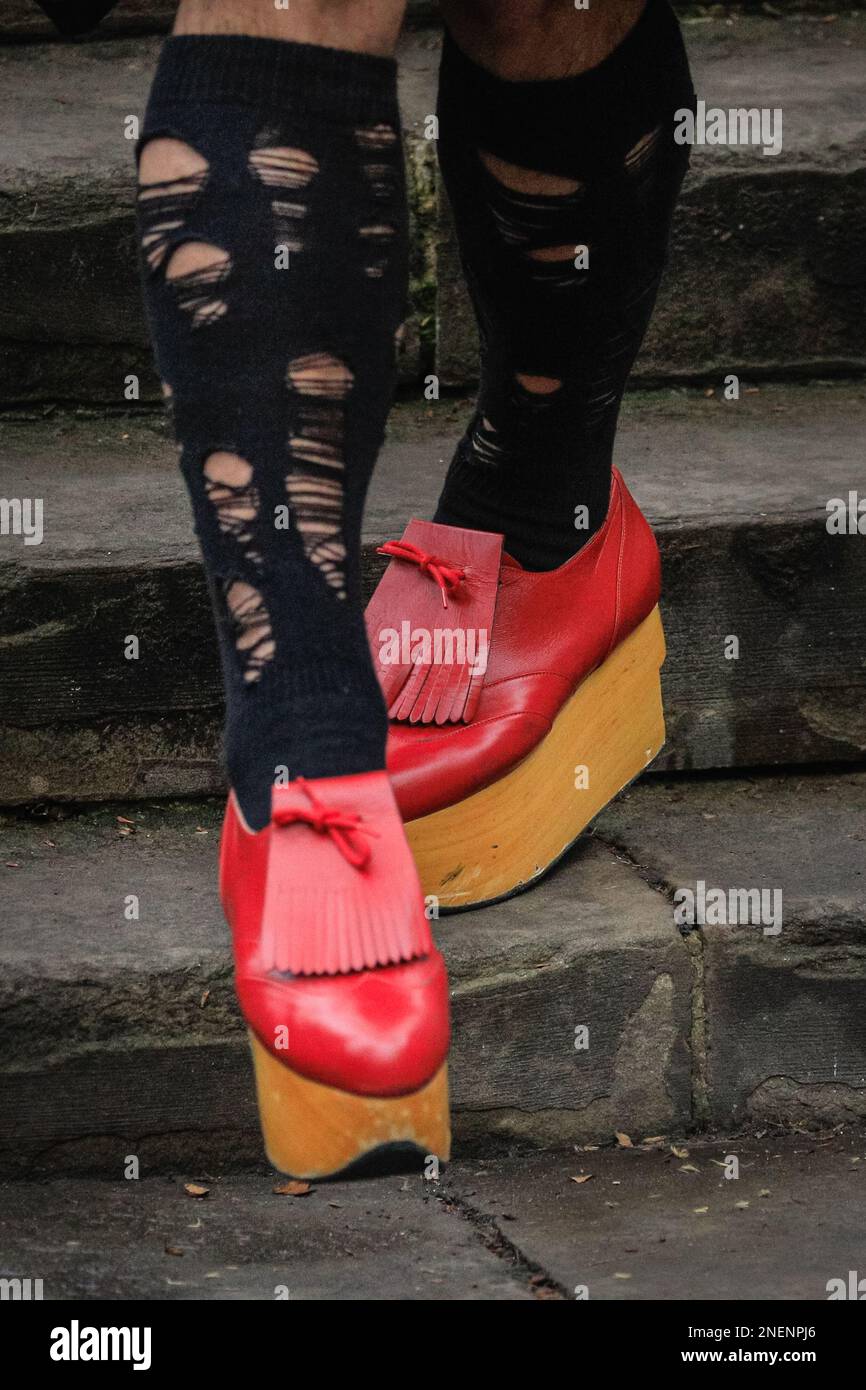 Londra, Regno Unito, 16th febbraio 2023. I pianti, gli amici e la famiglia partecipano al servizio commemorativo per assistere al servizio commemorativo della defunta stilista britannica Vivienne Westwood, che ha sostenuto punk e new wave nel Regno Unito e ha lavorato con alcuni dei più grandi designer, celebrità e supermodelle. Foto Stock