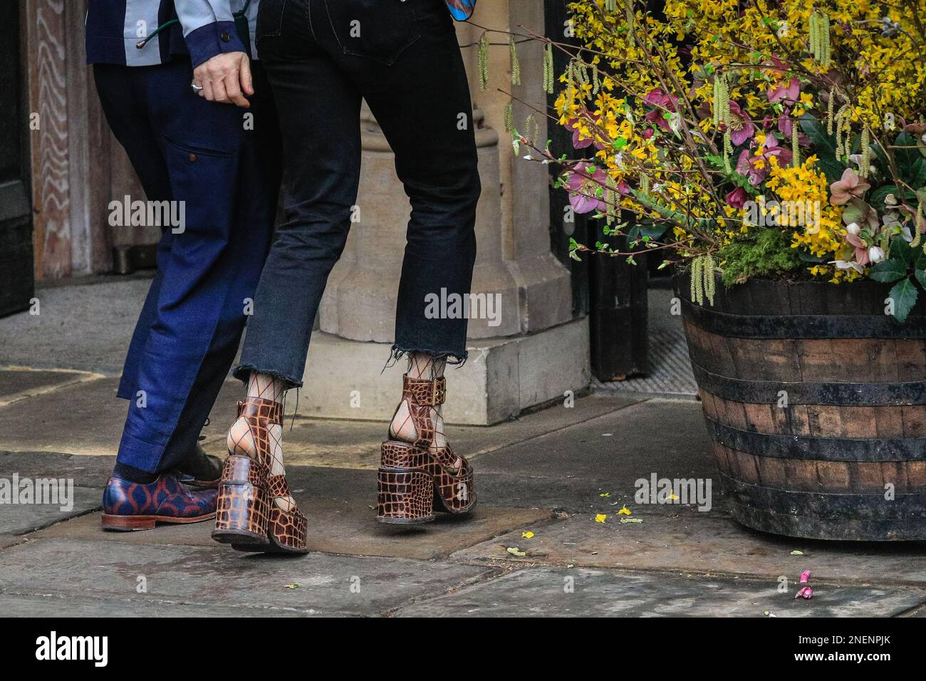 Londra, Regno Unito, 16th febbraio 2023. I pianti, gli amici e la famiglia partecipano al servizio commemorativo per assistere al servizio commemorativo della defunta stilista britannica Vivienne Westwood, che ha sostenuto punk e new wave nel Regno Unito e ha lavorato con alcuni dei più grandi designer, celebrità e supermodelle. Foto Stock