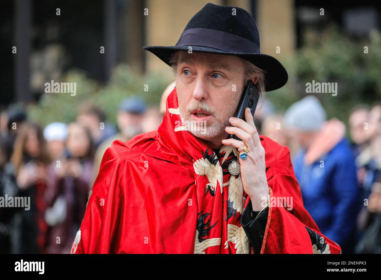 Londra, Regno Unito, 16th febbraio 2023. I pianti, gli amici e la famiglia partecipano al servizio commemorativo per assistere al servizio commemorativo della defunta stilista britannica Vivienne Westwood, che ha sostenuto punk e new wave nel Regno Unito e ha lavorato con alcuni dei più grandi designer, celebrità e supermodelle. Foto Stock