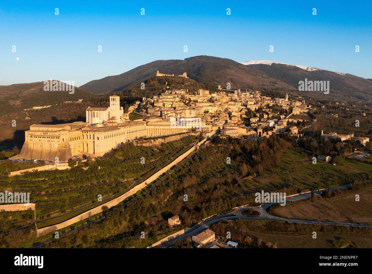 vista panoramica lineare aerea della città di assisi umbria con il monte subasio Foto Stock