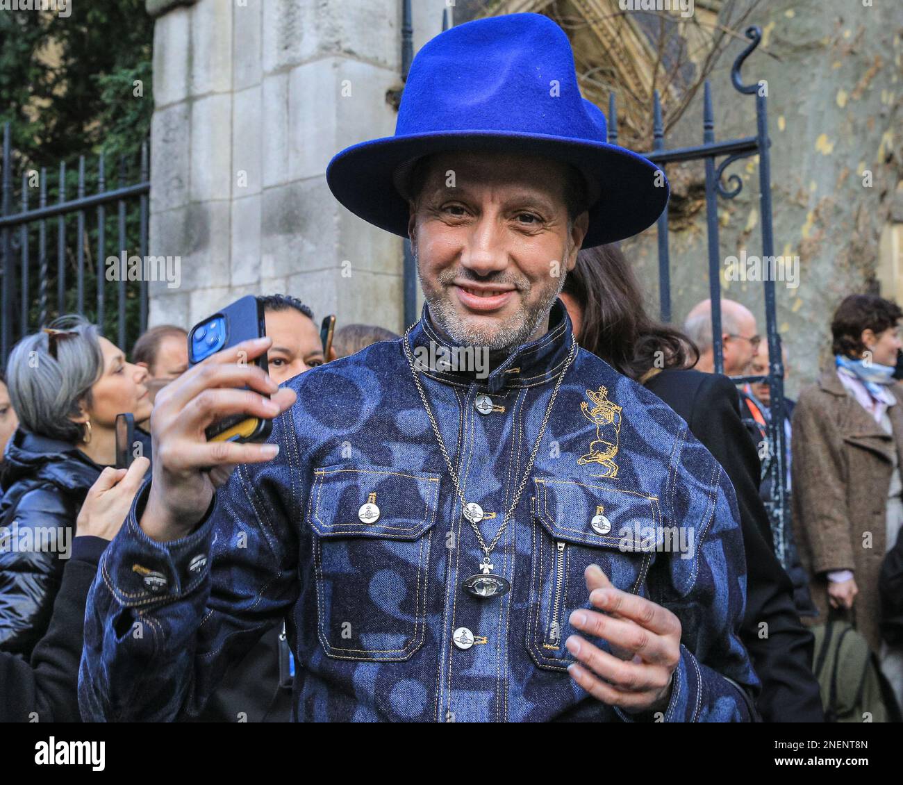 Londra, Regno Unito. 16th Feb, 2023. I pianti, gli amici e la famiglia partecipano al servizio commemorativo per assistere al servizio commemorativo della defunta stilista britannica Vivienne Westwood, che ha sostenuto punk e new wave nel Regno Unito e ha lavorato con alcuni dei più grandi designer, celebrità e supermodelle. Credit: Imageplotter/Alamy Live News Foto Stock
