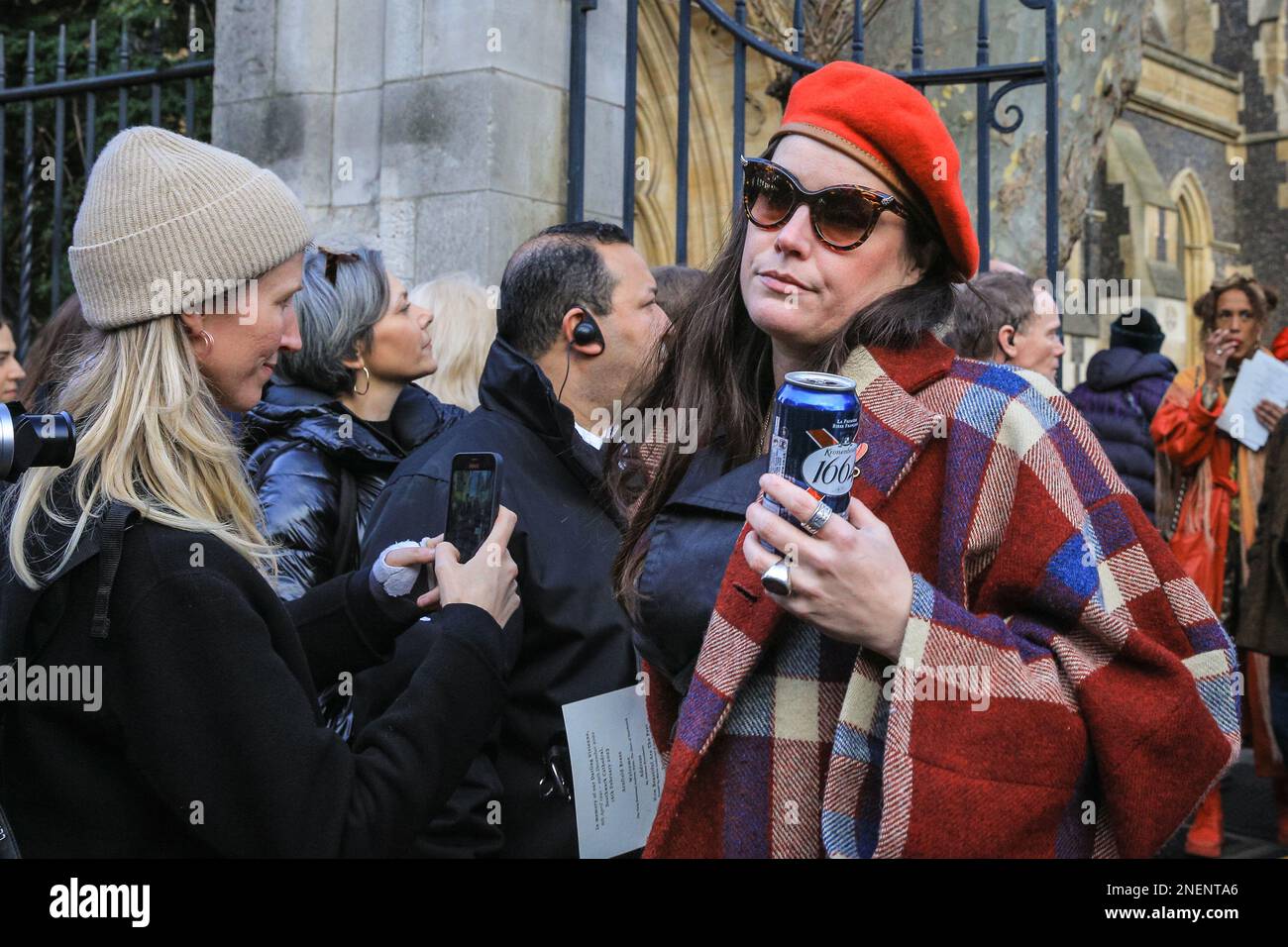 Londra, Regno Unito. 16th Feb, 2023. I pianti, gli amici e la famiglia partecipano al servizio commemorativo per assistere al servizio commemorativo della defunta stilista britannica Vivienne Westwood, che ha sostenuto punk e new wave nel Regno Unito e ha lavorato con alcuni dei più grandi designer, celebrità e supermodelle. Credit: Imageplotter/Alamy Live News Foto Stock