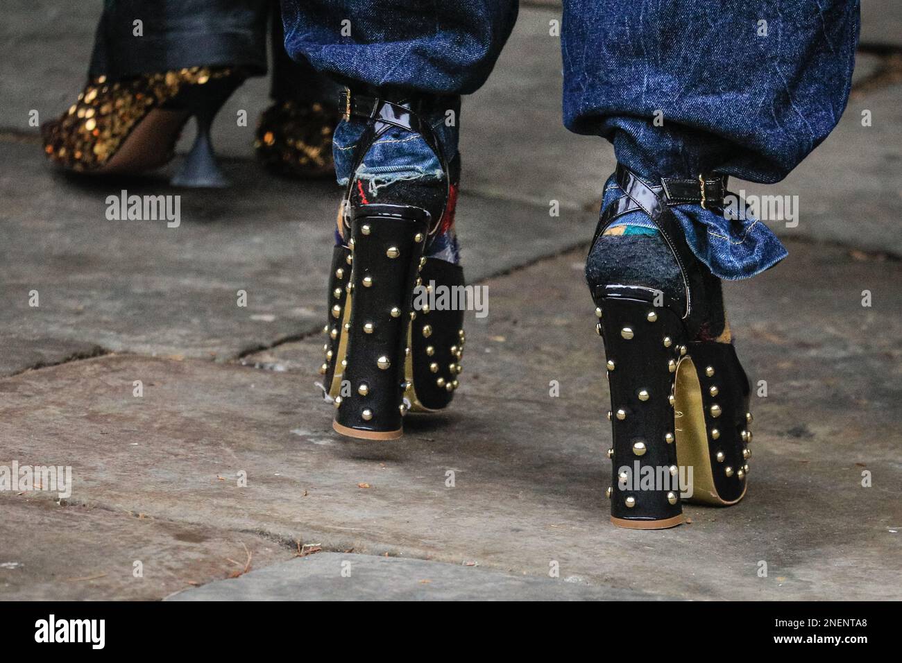 Londra, Regno Unito. 16th Feb, 2023. I pianti, gli amici e la famiglia partecipano al servizio commemorativo per assistere al servizio commemorativo della defunta stilista britannica Vivienne Westwood, che ha sostenuto punk e new wave nel Regno Unito e ha lavorato con alcuni dei più grandi designer, celebrità e supermodelle. Credit: Imageplotter/Alamy Live News Foto Stock