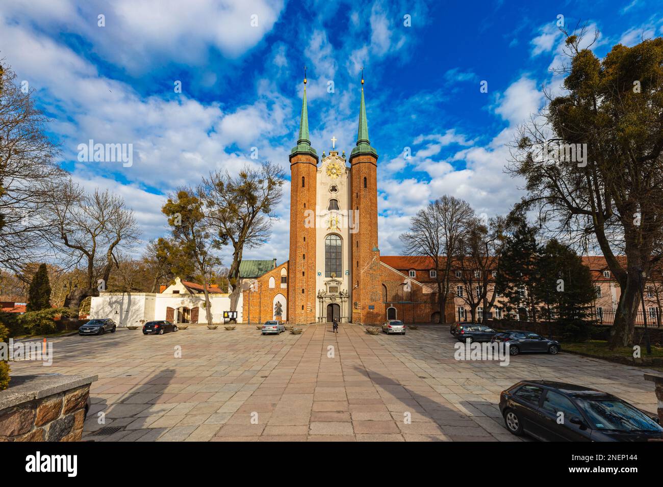 Danzica, Polonia - Aprile 2022: Una cattedrale di Oliwska del 16th° secolo con architettura barocca e rococò e un imponente organo Foto Stock