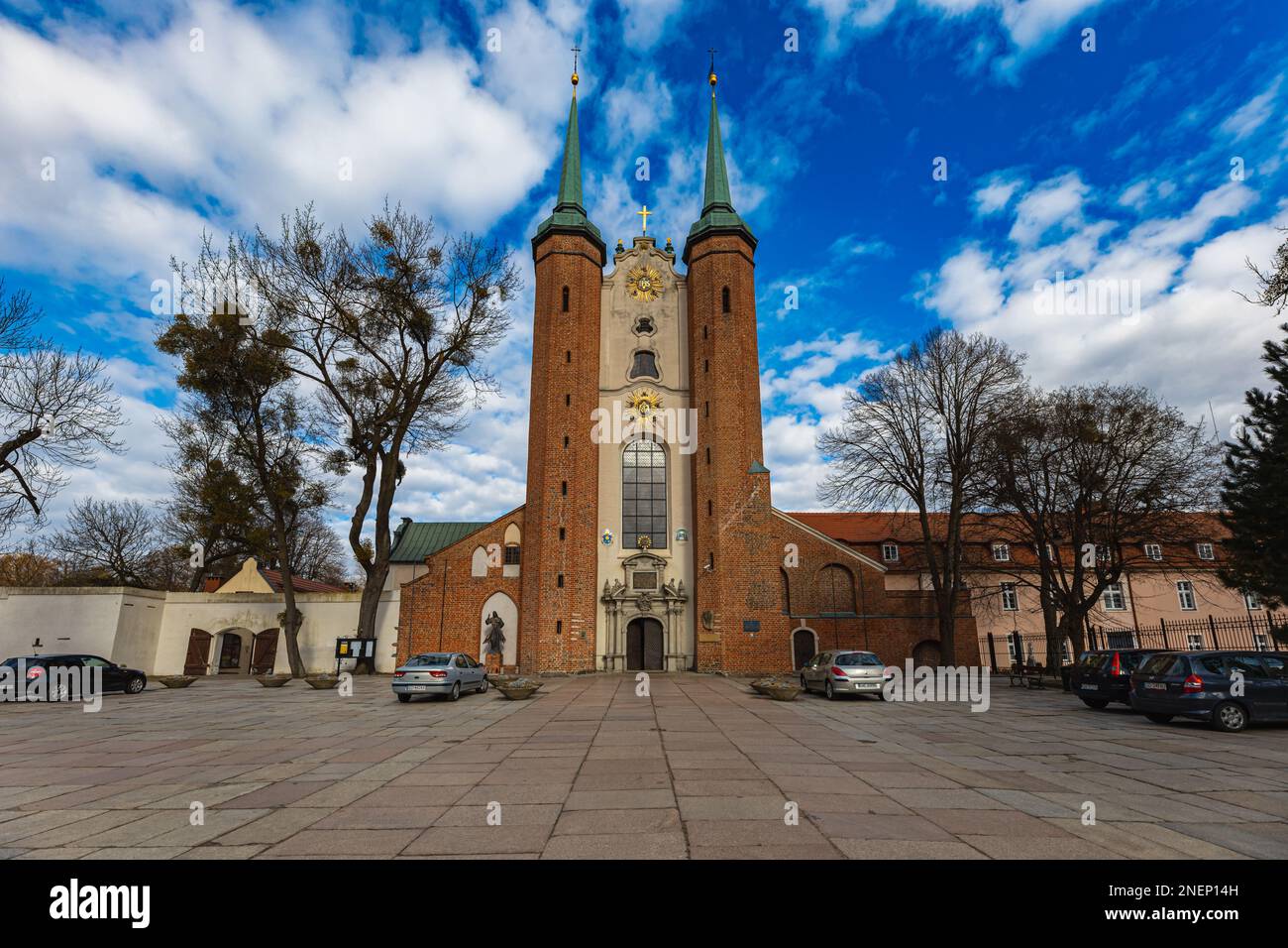 Danzica, Polonia - Aprile 2022: Una cattedrale di Oliwska del 16th° secolo con architettura barocca e rococò e un imponente organo Foto Stock